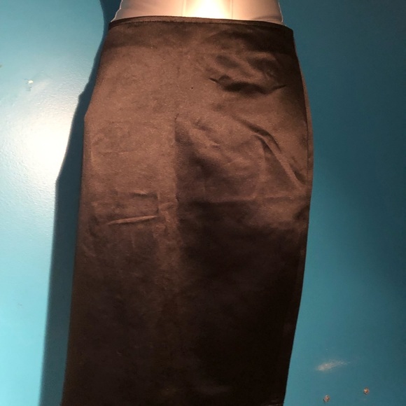 Black satin skirt - Picture 2 of 5